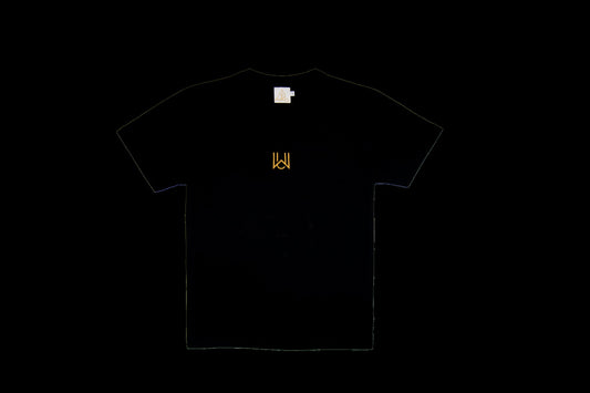 WAKE UP SYSTEM Bio-Baumwoll T-Shirt in Schwarz – Vorderseite mit goldener Monogramm-Stickerei