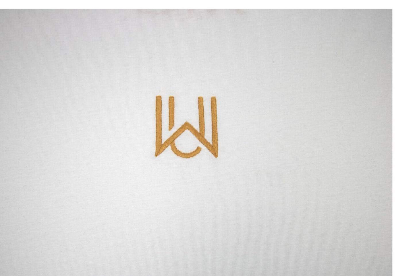 WAKE Monogramm Stickerei – goldfarben auf Oversized Weißem T-Shirt