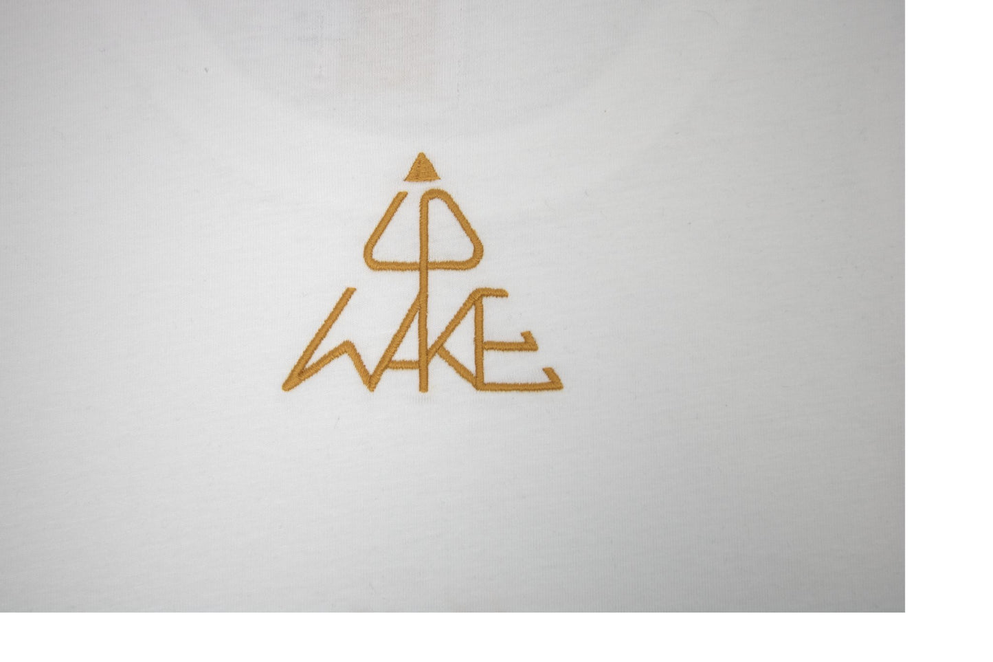 WAKE UP Pyramidenlogo – goldene Stickerei auf weißem Oversized Shirt