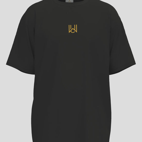 Produktvideo: WAKE UP Oversized T-Shirt in Schwarz – 3D-Ansicht mit goldenen Stickdetails